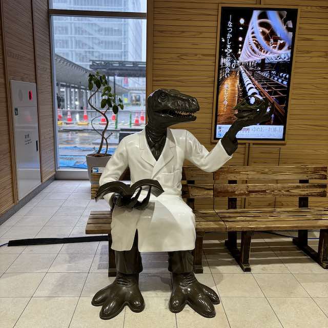 福井駅のベンチに座る恐竜モニュメント
