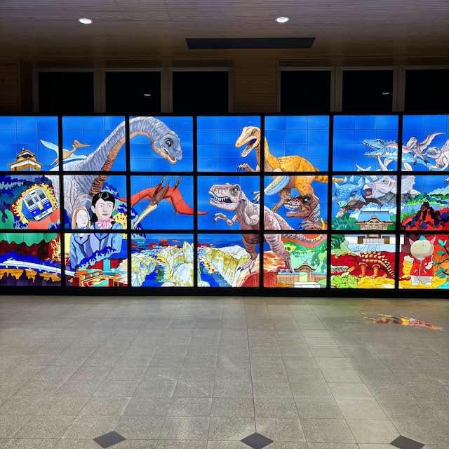 福井駅構内で見かけた恐竜壁画