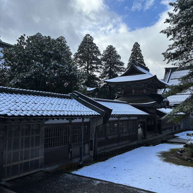 うっすら屋根と境内に雪がある永平寺