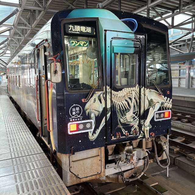 福井駅停車中の愛知備北線の列車