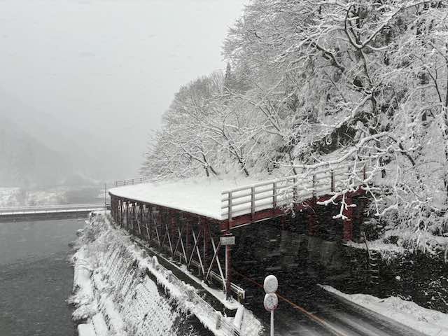 雪景色へと変わる越美北線の車窓