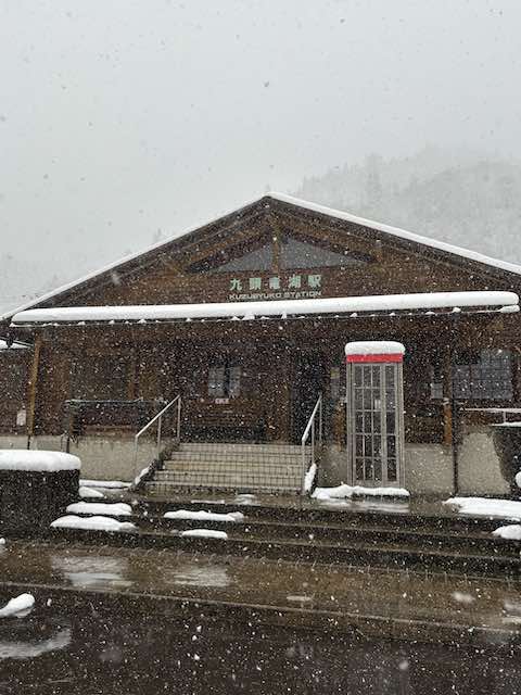 雪景色の中に佇む九頭竜湖駅の駅舎