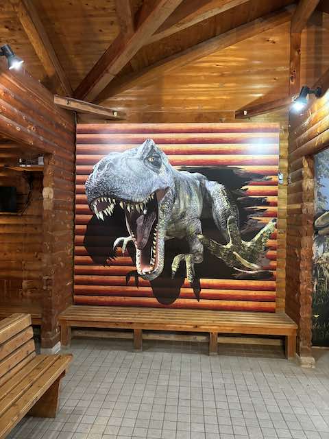 九頭竜湖駅構内で見かけた恐竜モニュメント