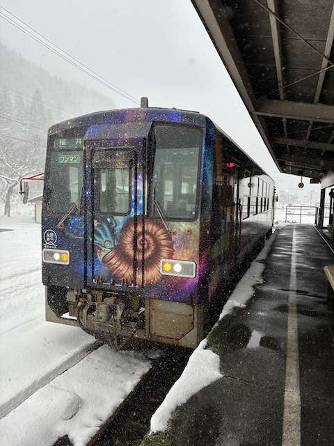 冬の九頭竜湖駅に停車する越美北線の列車