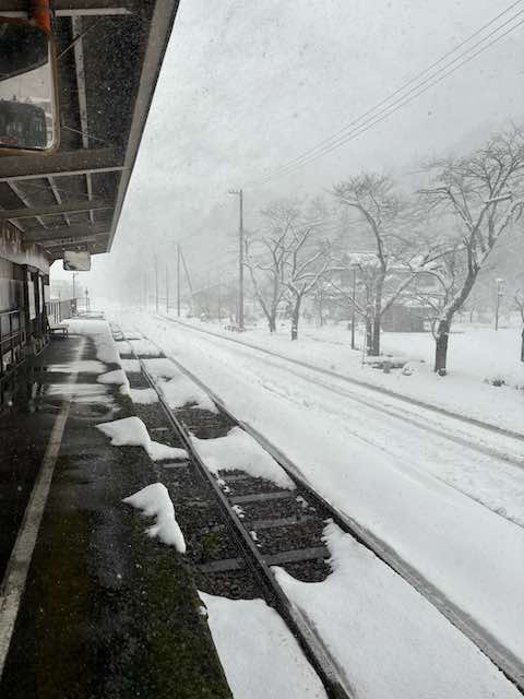 冬の九頭竜湖駅のホームの様子