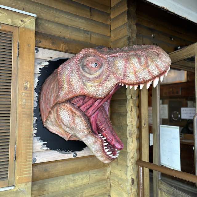 九頭竜湖駅構内で見かけた恐竜モニュメント