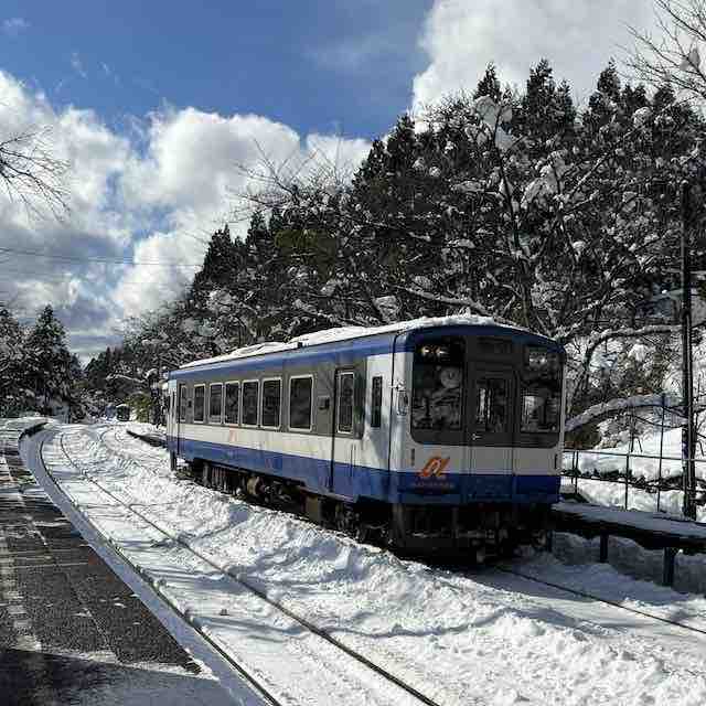 能登鹿島駅に停車するのと鉄道