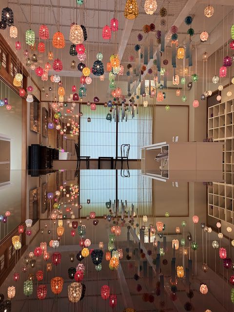 天井から吊るされた水引照明