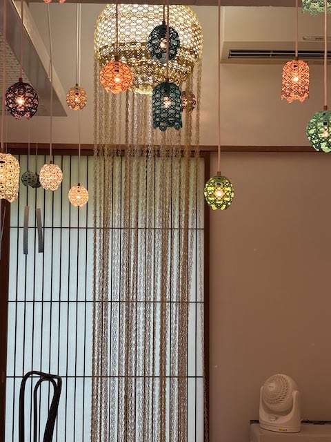 さまざまな形に展開されたあわび結びの展示