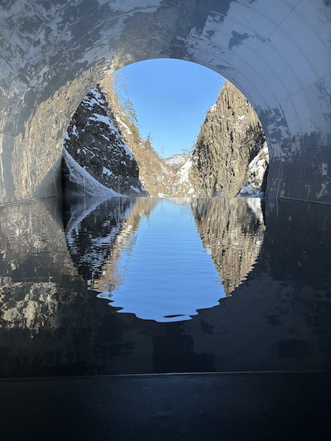 清津峡渓谷トンネル Tunnel of Light 水鏡