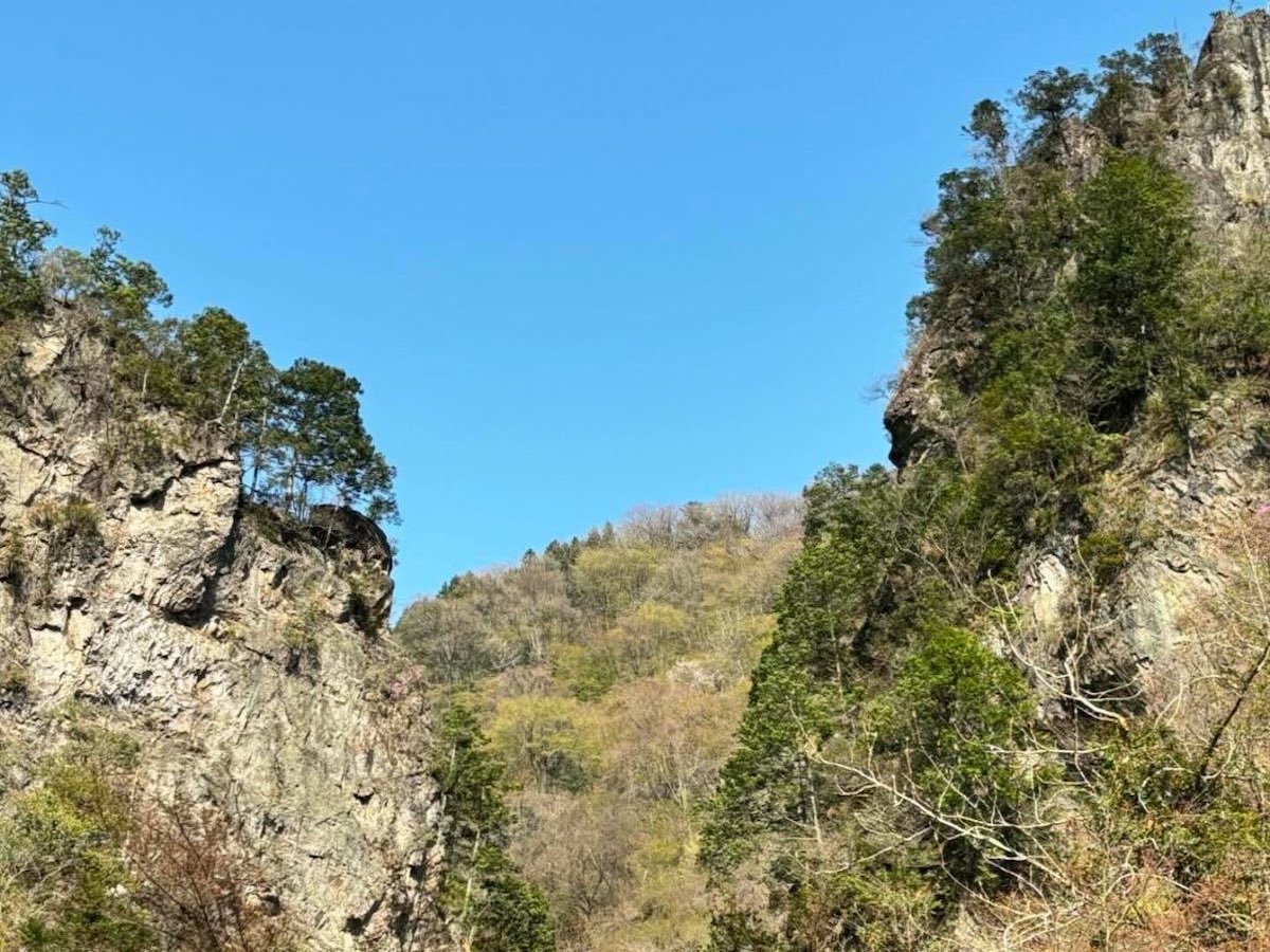 東京都檜原村の神戸岩にそびえる岩壁