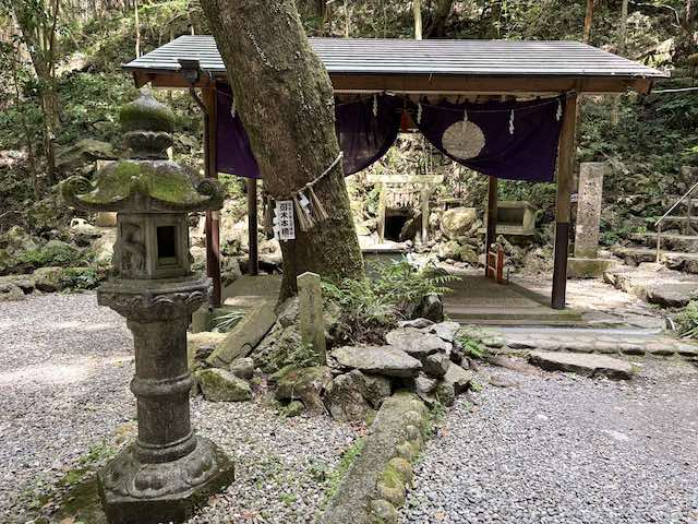 天の岩戸に立つ御木本楠