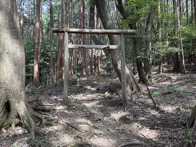 猿田彦の祠に向かう山道の鳥居