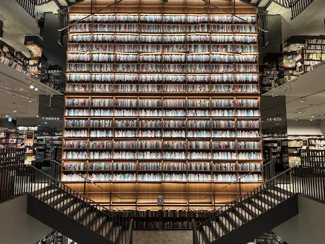 TSUTAYA BOOKSTORE則武新町の巨大本棚と鏡張りの天井