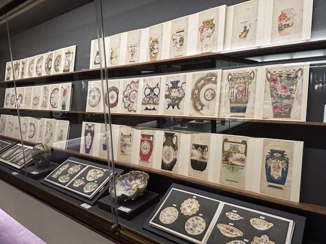 明治時代の美しい意匠が描かれたノリタケのデザイン画帖