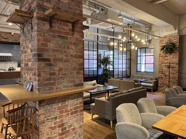Café grand vertの落ち着いた店内とソファ席