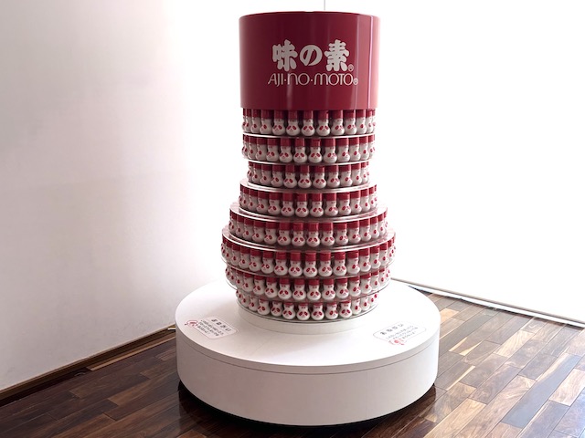 うま味体験館に展示されたミニミニ味の素のタワー