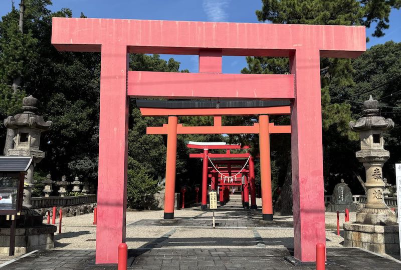 真四角の鳥居がある海山道神社