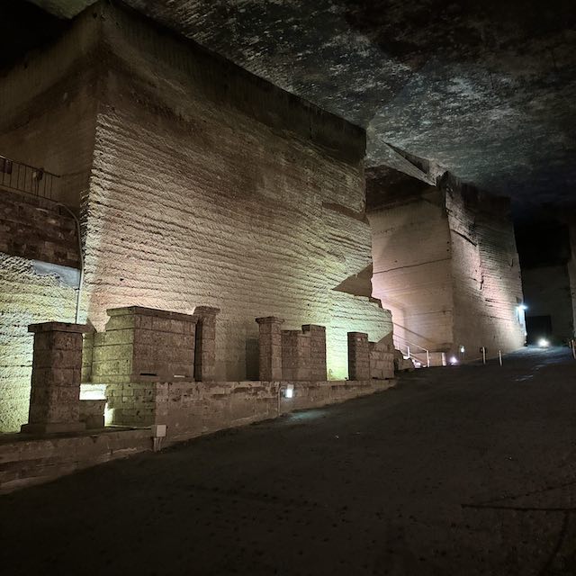 大谷資料館の巨大な地下空間