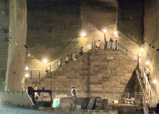 大谷石の採掘跡が残る大谷資料館