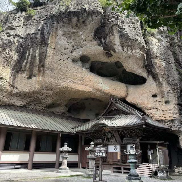 大谷石の岩壁に建つ大谷寺