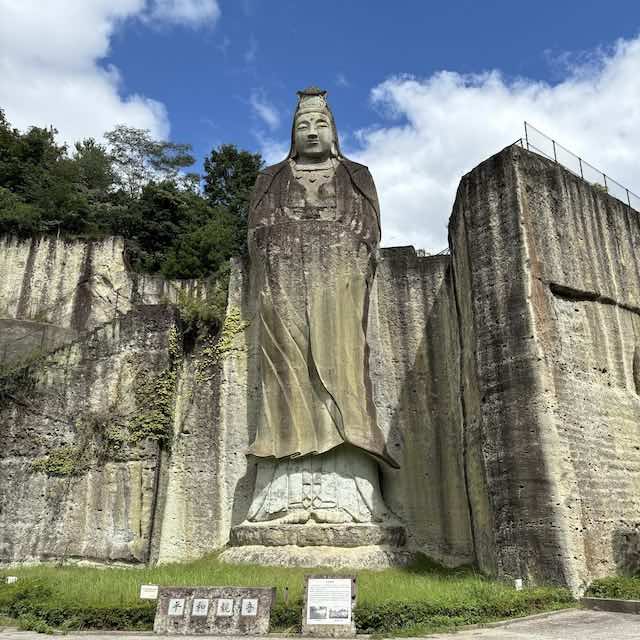 高さ27メートルの平和観音