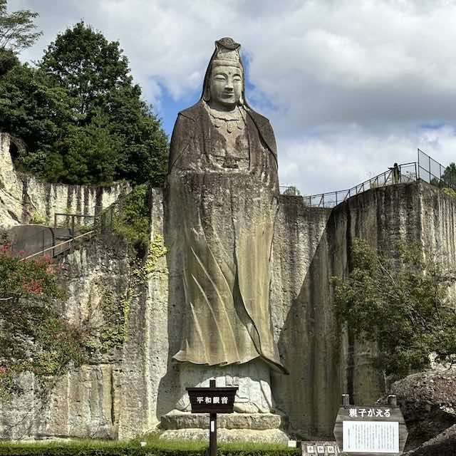 高さ27メートルの平和観音