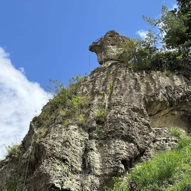 大谷にある天狗の投げ石