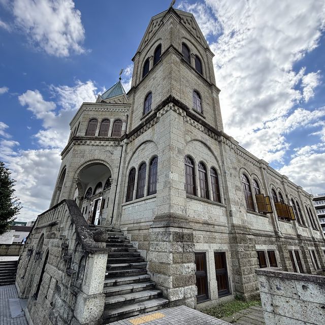 ロマネスク様式のカトリック松が峰教会