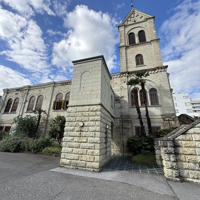 大谷石の壁が美しいカトリック松が峰教会