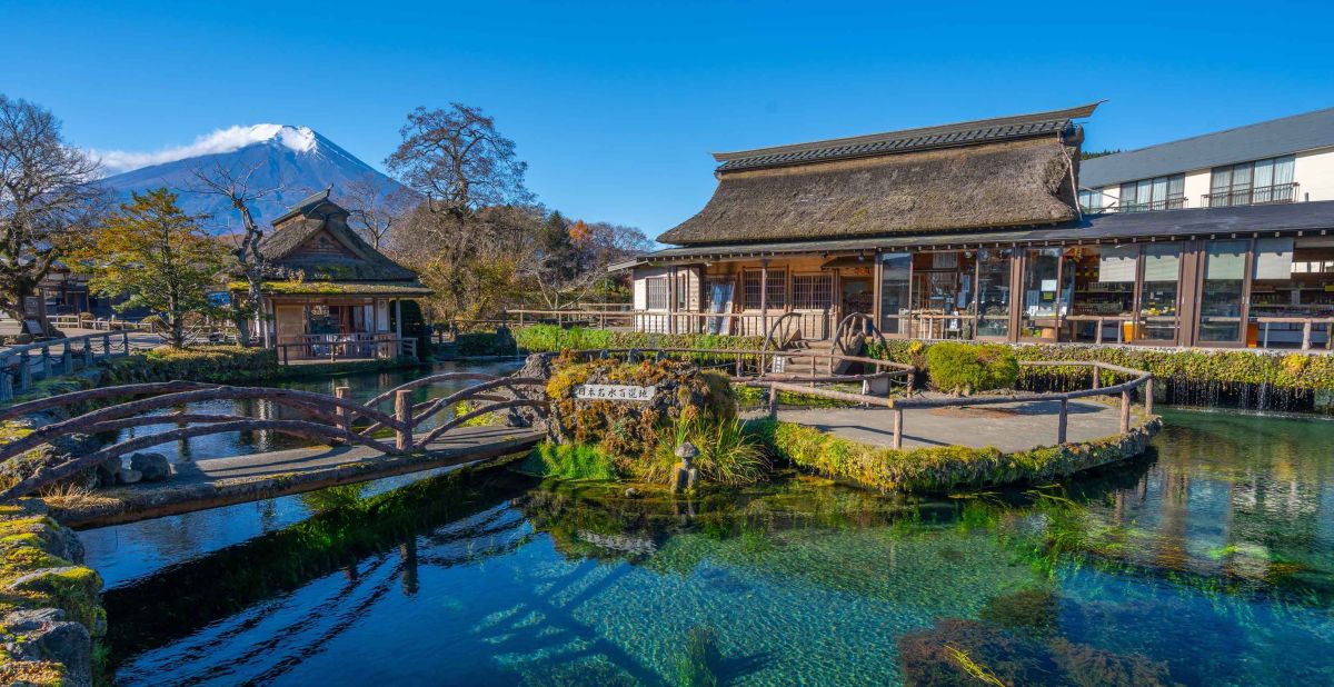 忍野八海の透き通る湧水池と里山風景