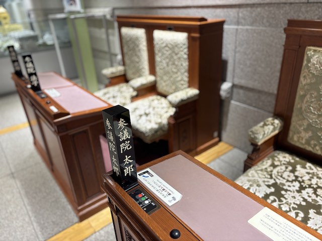 参議院の議席を再現した氏名標と押しボタン式投票装置