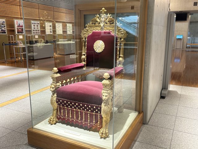 第二次仮議事堂の貴族院議場で使われた御椅子