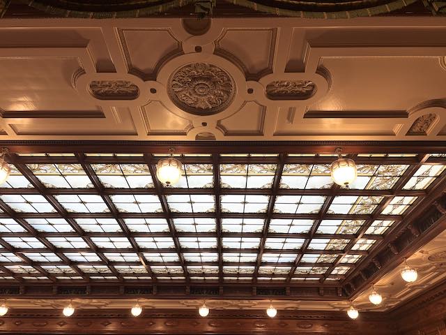 参議院本会議場のイギリス製ステンドグラス