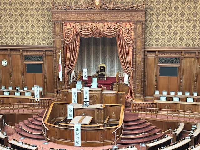 参議院本会議場の議長席と天皇陛下の御席