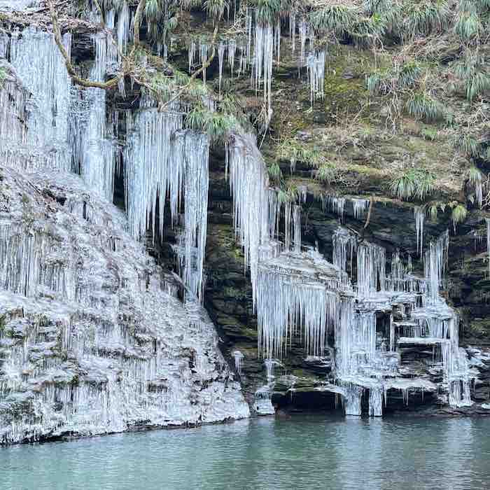 三十槌の氷柱と水面