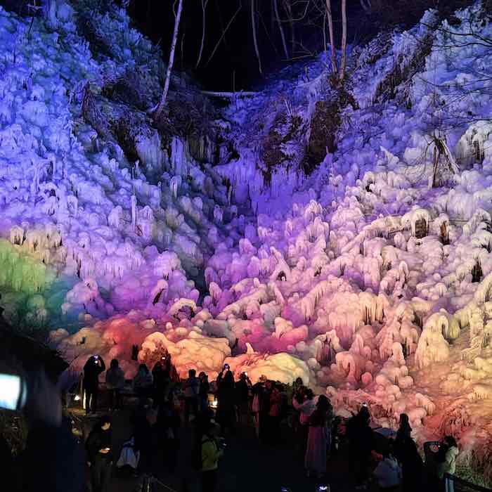 あしがくぼの氷柱のライトアップ