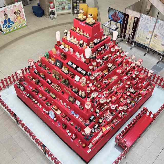 瀬戸蔵ミュージアムの陶磁器雛壇