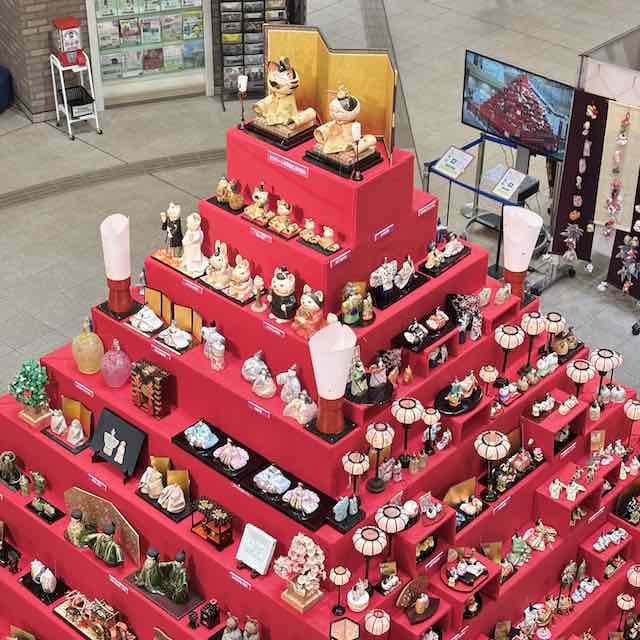 瀬戸蔵ミュージアムの陶磁器雛壇