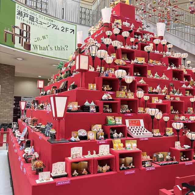 瀬戸蔵ミュージアムの陶磁器雛壇