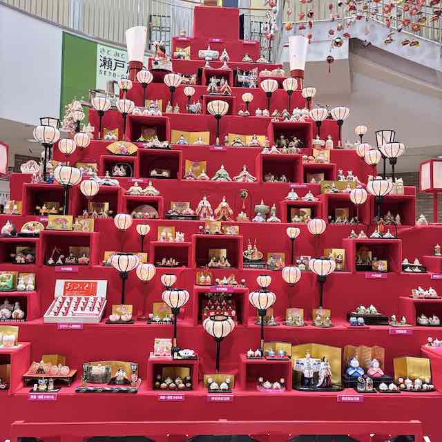 瀬戸蔵ミュージアムの陶磁器雛壇