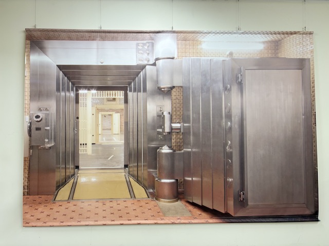 日本銀行本店のアメリカ製金庫扉を紹介する展示パネル