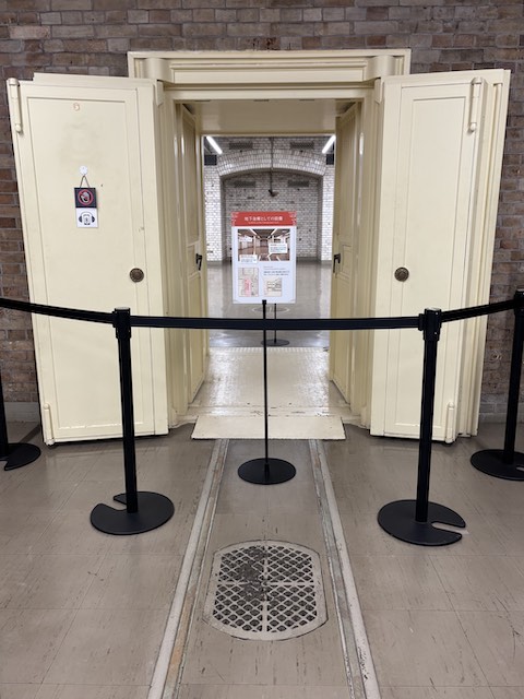 日本銀行本店地下金庫の扉と床に残るレール