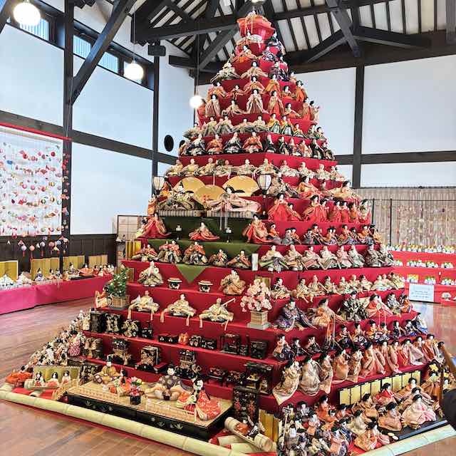 花久の里の六角垂の雛壇