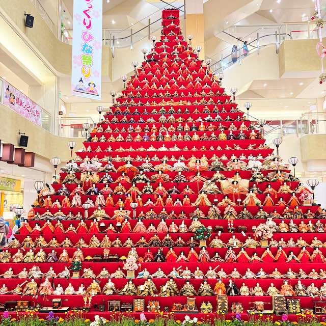 鴻巣びっくりひな祭りの7mピラミッド雛壇