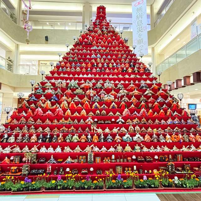 鴻巣びっくりひな祭りの7mピラミッド雛壇