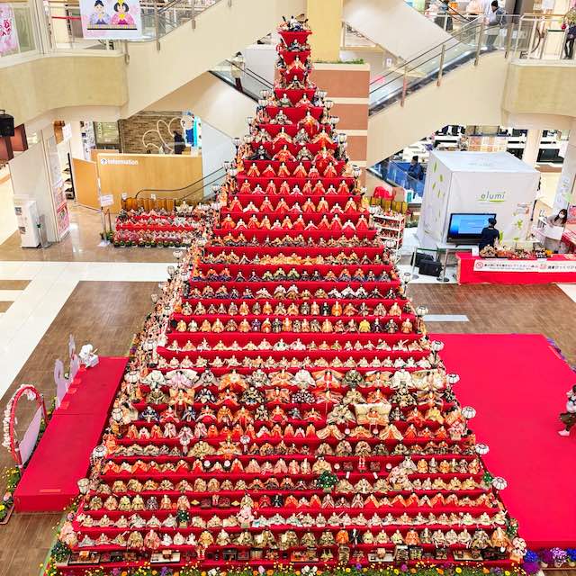 鴻巣びっくりひな祭り エルミこうのすの巨大雛壇
