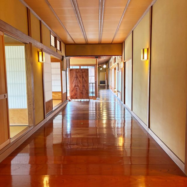 燕喜館のピッカピッカな廊下