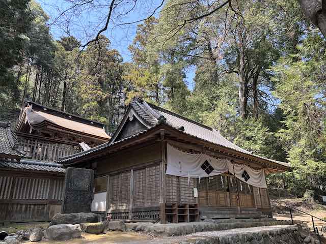 後ろに見える武田八幡宮の本殿