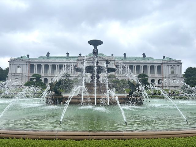迎賓館赤坂離宮本館と国宝の噴水